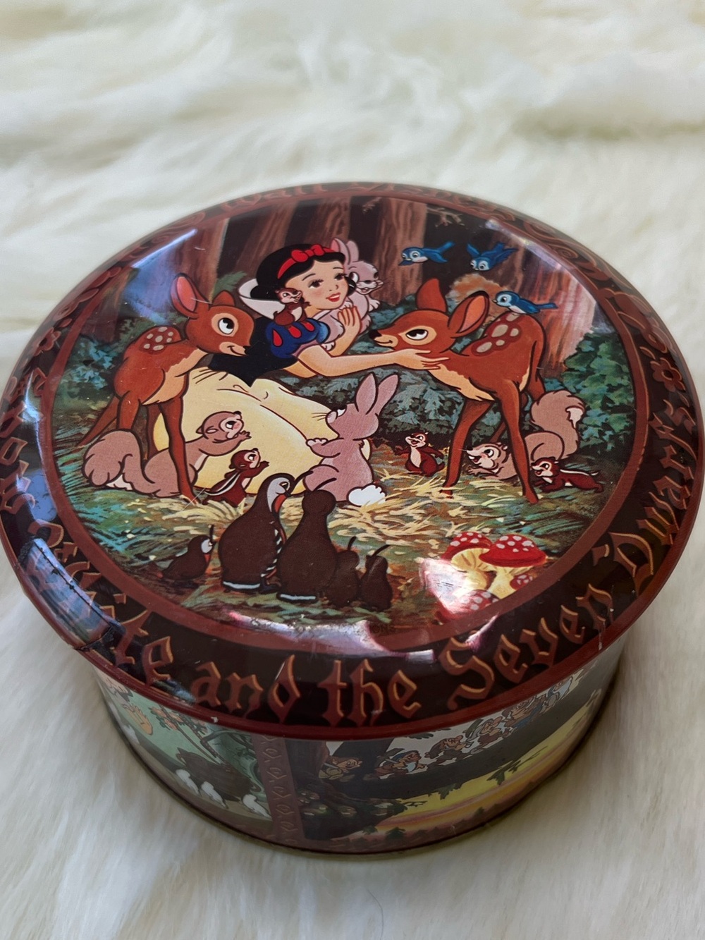 vintage Disney "Snow White and the Seven Dwarfs" tin, l made in England